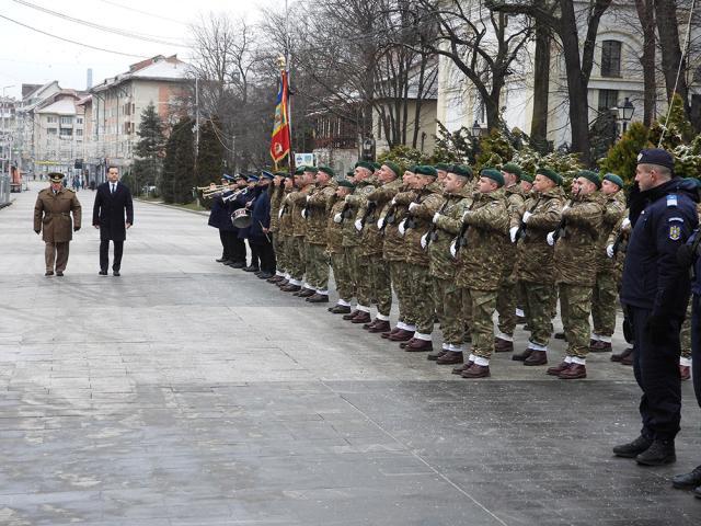 Salutul drapelului de luptă și al Gărzii de Onoare de către prefectul Alexandru Moldovan, însoțit de comandantul garnizoanei Suceava