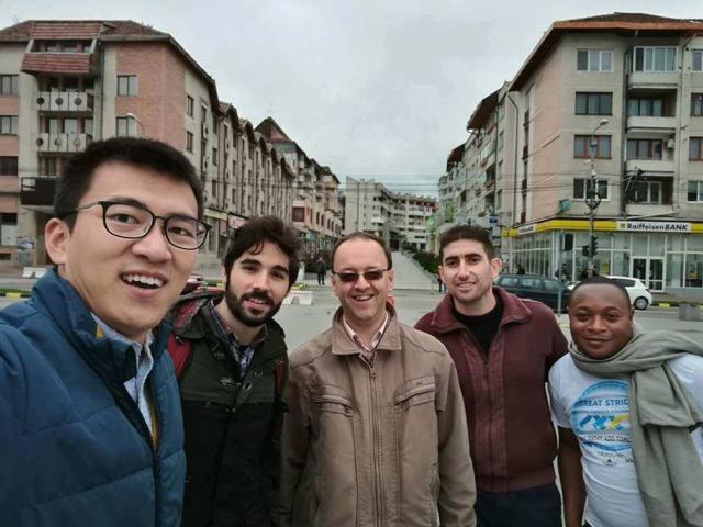 Ghidaj pentru un chinez, un marocan, un sirian și un congolez