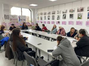 La Suceava vor fi deschise ateliere de tricotat, gastronomie, terapie prin pictură și muzică pentru refugiații ucraineni