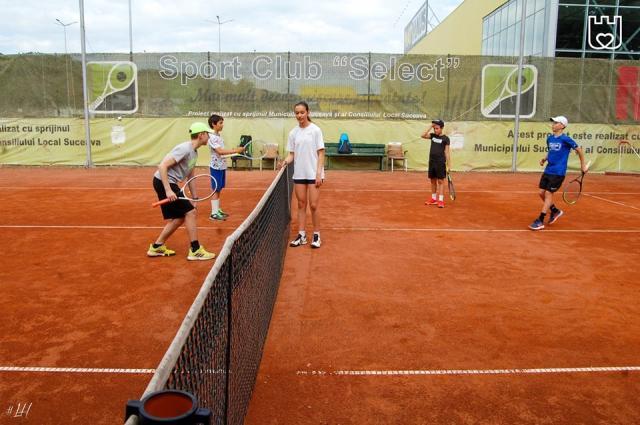 100.000 lei sunt pentru tenis, un alt sport care are tot mai mulți adepți la Suceava Crosul Sucevei - una dintre inițiativele de promovare a activităților sportive în municipiul reședință de județ