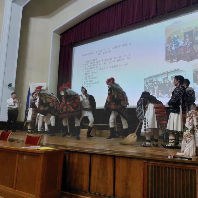 Liceeni din Prundu Bârgăului, oaspeți ai Colegiului Militar Câmpulung  FOTO Larisa Dăscălescu, Matei Trofin