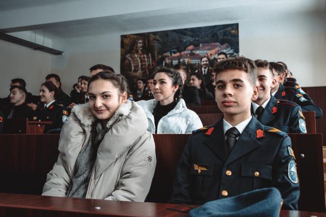 Liceeni din Prundu Bârgăului, oaspeți ai Colegiului Militar Câmpulung  FOTO Larisa Dăscălescu, Matei Trofin