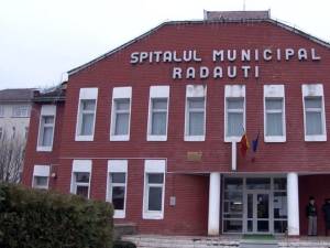 Tânărul a fost transportat la Spitalul Municipal Rădăuți, unde a rămas internat