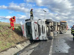 Tir încărcat cu mandarine, răsturnat pe șoseaua de centură, în zona Zidului Morții