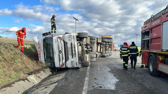 Tir încărcat cu mandarine, răsturnat pe șoseaua de centură, în zona Zidului Morții