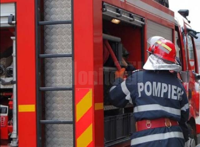 Incendiu puternic la un depozit de furaje din Vicovu de Sus