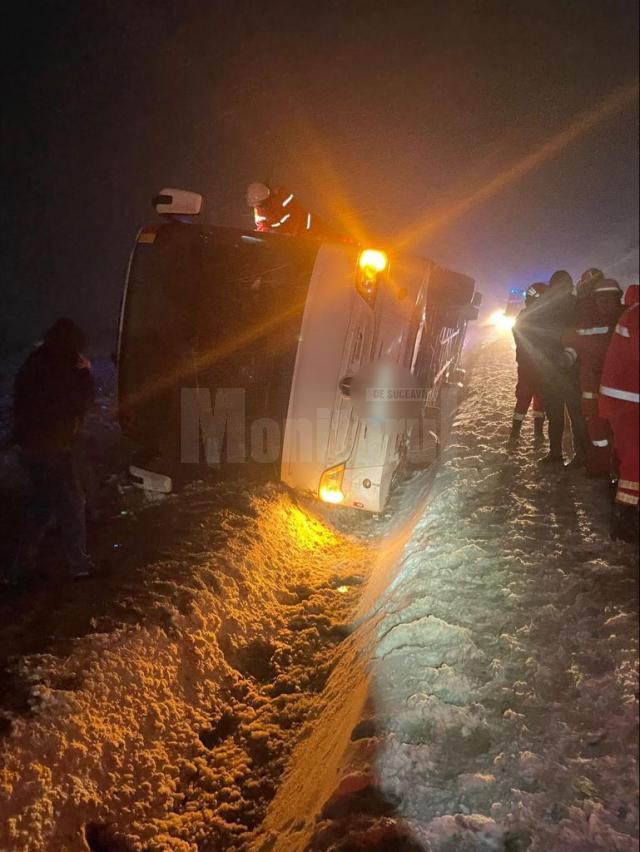 Autocar răsturnat în afara drumului, la ieșire din Salcea spre Dumbrăveni