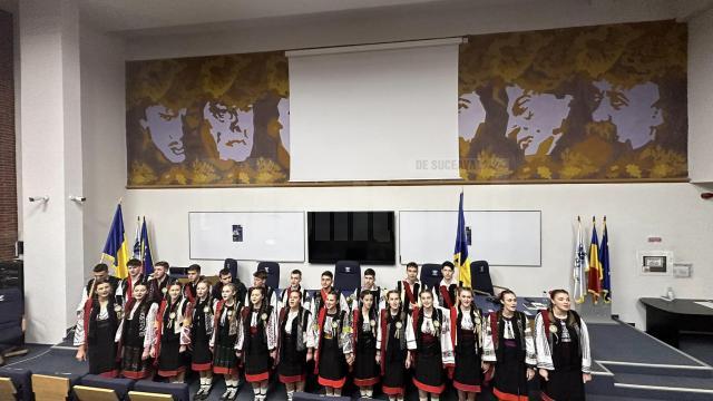 Grupul vocal-tradițional „Ai lui Ștefan, noi oșteni”, de la Liceul Tehnologic „Ion Nistor” din Vicovu de Sus