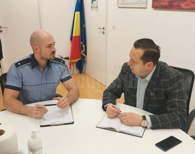Prefectul judetului Alexandru Moldovan și șeful Serviciului de Permise și Înmatriculări Auto Suceava, Cosmin Vasile Butnariu