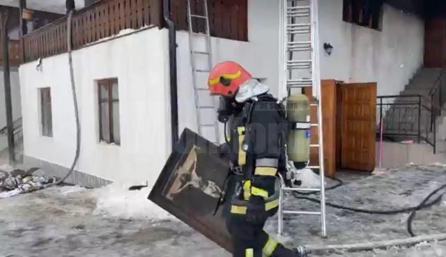 Bunuri și obiecte bisericești au ars la Mănăstirea Sihăstria Putnei într-un puternic incendiu