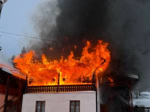 Intervenția pompierilor a fost una destul de dificilă, din cauza fumului dens care ieșea din clădirea cuprinsă de foc