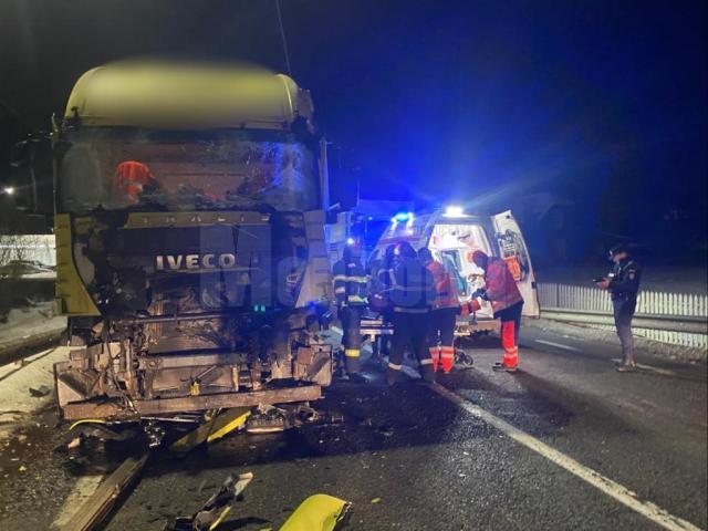 Accident între două autocamioane, pe DN 17, la Argestru