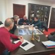 Reprezentanți ai constructorului și proiectantul viitoarei creșe, la discuțiile care au avut loc la sediul Primăriei Suceava