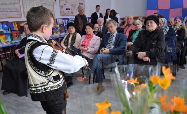 Educatori, învățători, profesori, azi pensionari, sărbătoriți la Școala Gimnazială Nr. 2 din Marginea, în cadrul programului „Vizidom. Bine de la om la om!”