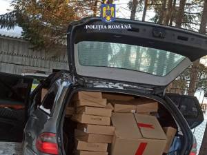 Mercedes burdușit cu mii de pachete de țigări de contrabandă