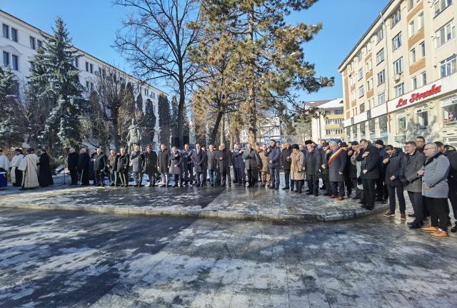 Ceremonii la împlinirea a 635 de ani de atestare documentară a Sucevei, în dreptul statuii domnitorului Petru I Mușat