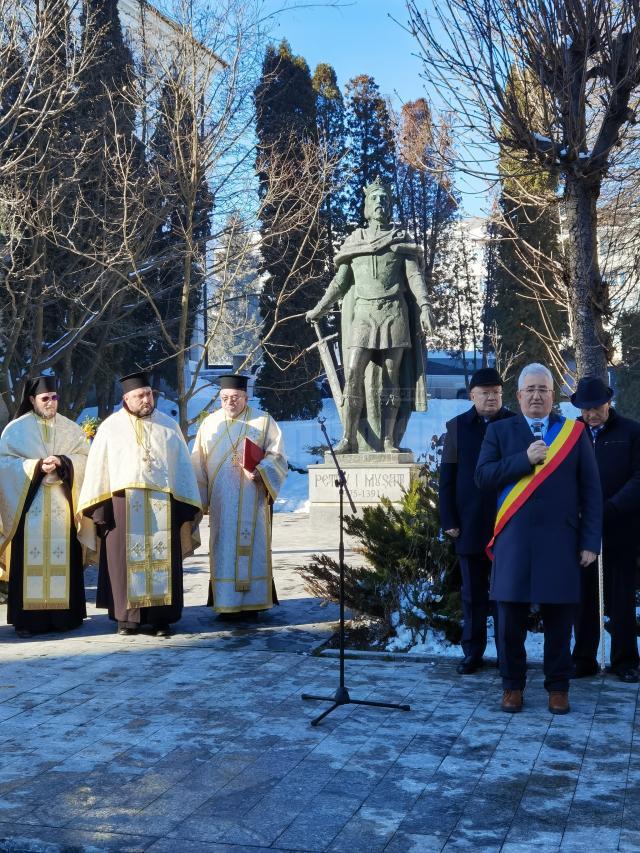 Ceremonii la împlinirea a 635 de ani de atestare documentară a Sucevei, în dreptul statuii domnitorului Petru I Mușat (1)