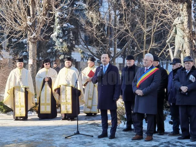 Ceremonii la împlinirea a 635 de ani de atestare documentară a Sucevei, în dreptul statuii domnitorului Petru I Mușat