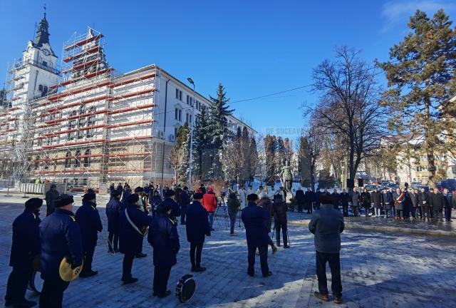 Ceremonii la împlinirea a 635 de ani de atestare documentară a Sucevei, în dreptul statuii domnitorului Petru I Mușat