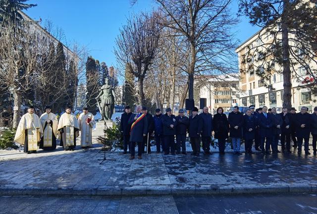 Ceremonii la împlinirea a 635 de ani de atestare documentară a Sucevei, în dreptul statuii domnitorului Petru I Mușat