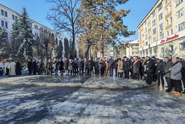 Ceremonii la împlinirea a 635 de ani de atestare documentară a Sucevei, în dreptul statuii domnitorului Petru I Mușat