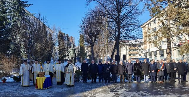 Ceremonii la împlinirea a 635 de ani de atestare documentară a Sucevei, în dreptul statuii domnitorului Petru I Mușat