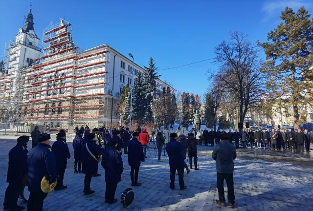 Ceremonii la împlinirea a 635 de ani de atestare documentară a Sucevei, în dreptul statuii domnitorului Petru I Mușat