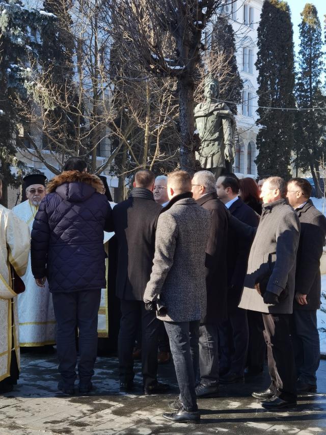 Ceremonii la împlinirea a 635 de ani de atestare documentară a Sucevei, în dreptul statuii domnitorului Petru I Mușat