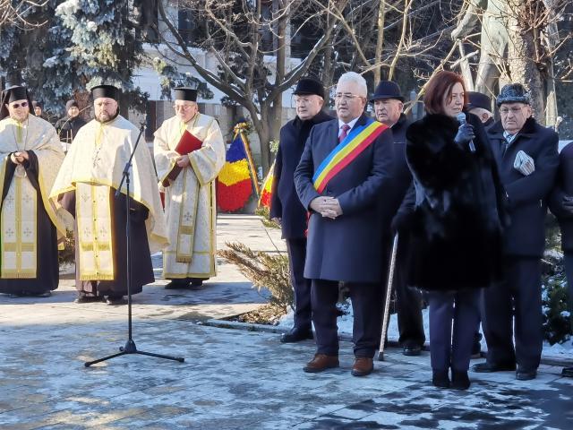 Ceremonii la împlinirea a 635 de ani de atestare documentară a Sucevei, în dreptul statuii domnitorului Petru I Mușat