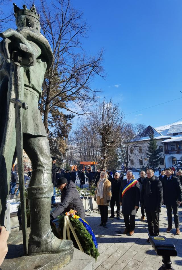 Ceremonii la împlinirea a 635 de ani de atestare documentară a Sucevei, în dreptul statuii domnitorului Petru I Mușat