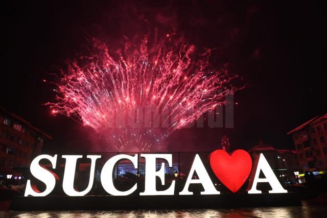 Spectacolul final, al luminilor de artificii pe cerul Sucevei