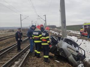 Două femei decedate și doi copii în stare gravă, după ce mașina cu care circulau a fost lovită de tren