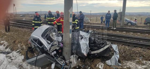 Două femei decedate și doi copii în stare gravă, după ce mașina cu care circulau a fost lovită de tren