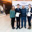 Rafaela Barac Bologa şi David Palaghianu, cu profesorul Sorin Golda și reprezentanții Shopping City Suceava