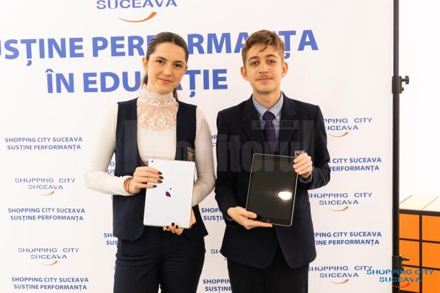 Rafaela Barac Bologa şi David Palaghianu, medaliați cu aur la prima ediție a Olimpiadei Internaționale de Astronomie pentru Juniori