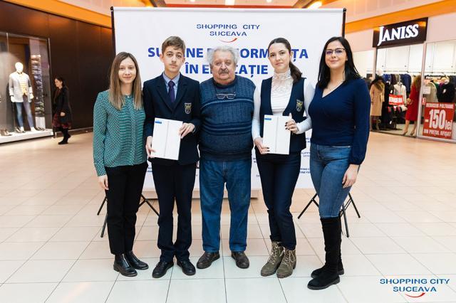 Rafaela Barac Bologa şi David Palaghianu, cu profesorul Sorin Golda și reprezentanții Shopping City Suceava