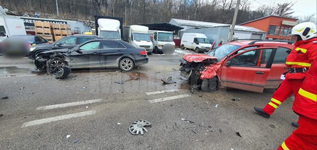Femeie rămasă încarcerată în mașină după un accident petrecut în Suceava