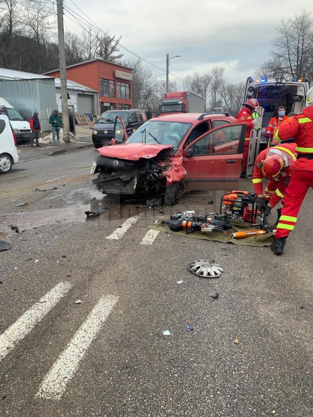 Femeie rămasă încarcerată în mașină după un accident petrecut în Suceava