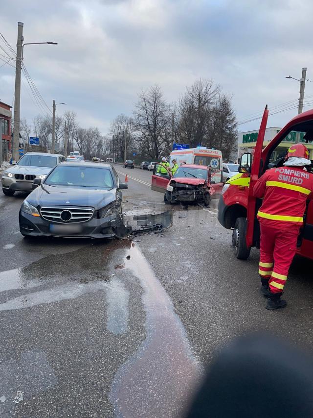 Femeie rămasă încarcerată în mașină după un accident petrecut în Suceava