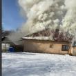 O casă rămasă fără acoperiș după un incendiu izbucnit sâmbăta trecut