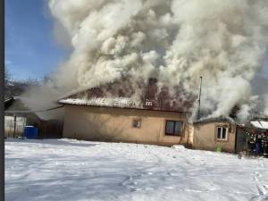 O casă rămasă fără acoperiș după un incendiu izbucnit sâmbăta trecut