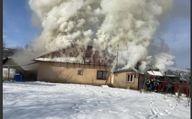 O casă rămasă fără acoperiș după un incendiu izbucnit sâmbăta trecut