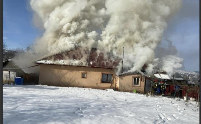 Casa rămasă fără acoperiș după un incendiu izbucnit sâmbăta trecută