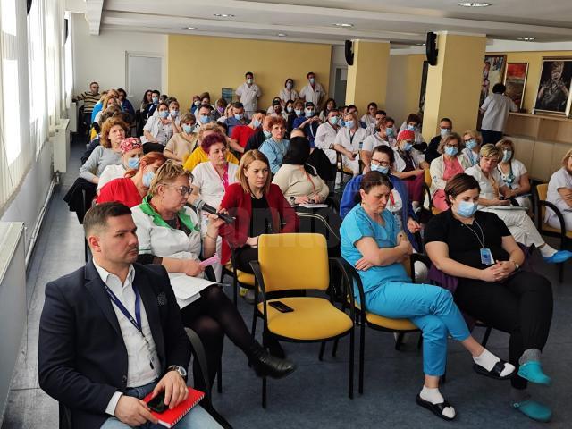 Medicii din spitalul județean, față în față cu comisarul-șef Marius Asmarandei, de la  Serviciul Anticorupție