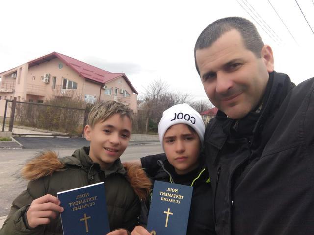 Peste un milion de Biblii, împărțite gratuit de un grup de creștini din Suceava