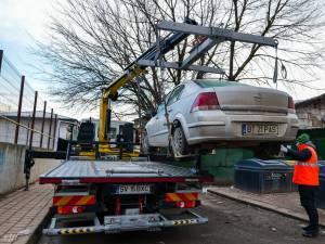 Mașina parcată neregulamentar lângă centrul de colectare a deșurilor a fost ridicată, iar proprietarul amendat