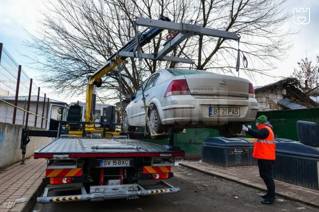 Mașina parcată neregulamentar lângă centrul de colectare a deșurilor a fost ridicată, iar proprietarul amendat