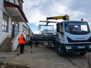 Mașina parcată neregulamentar lângă centrul de colectare a deșurilor a fost ridicată, iar proprietarul amendat
