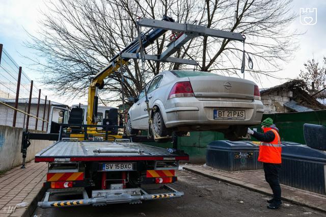 Mașina parcată neregulamentar lângă centrul de colectare a deșurilor a fost ridicată, iar proprietarul amendat