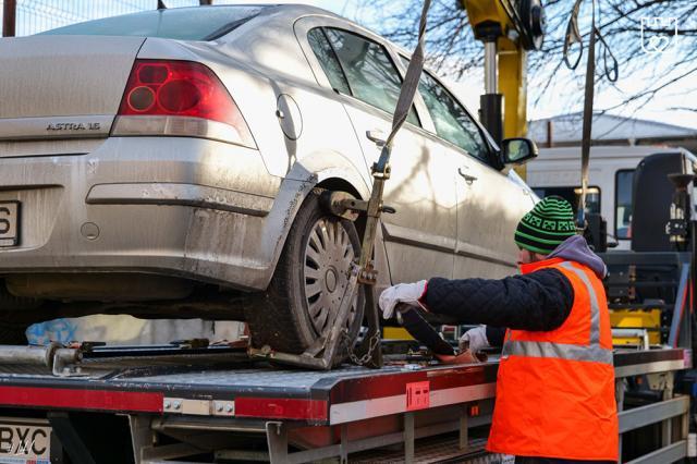 Amendă de 600 de lei și mașina ridicată, pentru blocarea accesului la o platformă de colectare a deșeurilor